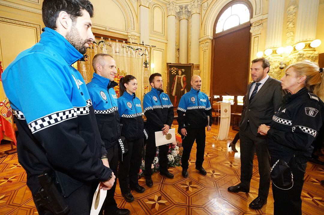 El alcalde y la jefa de la Policía Municipal conversan con los nuevos agentes