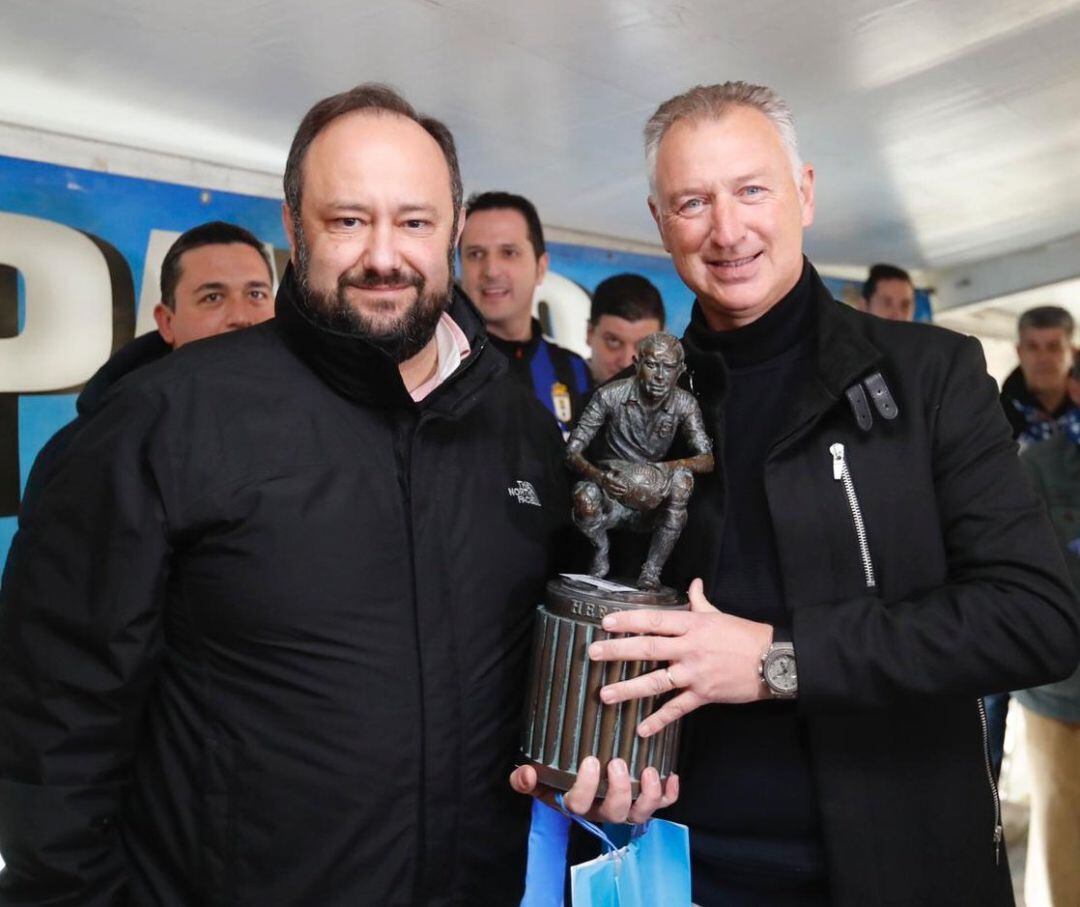 Rivas junto al presidente del Real Oviedo, Jorge Menéndez Vallina