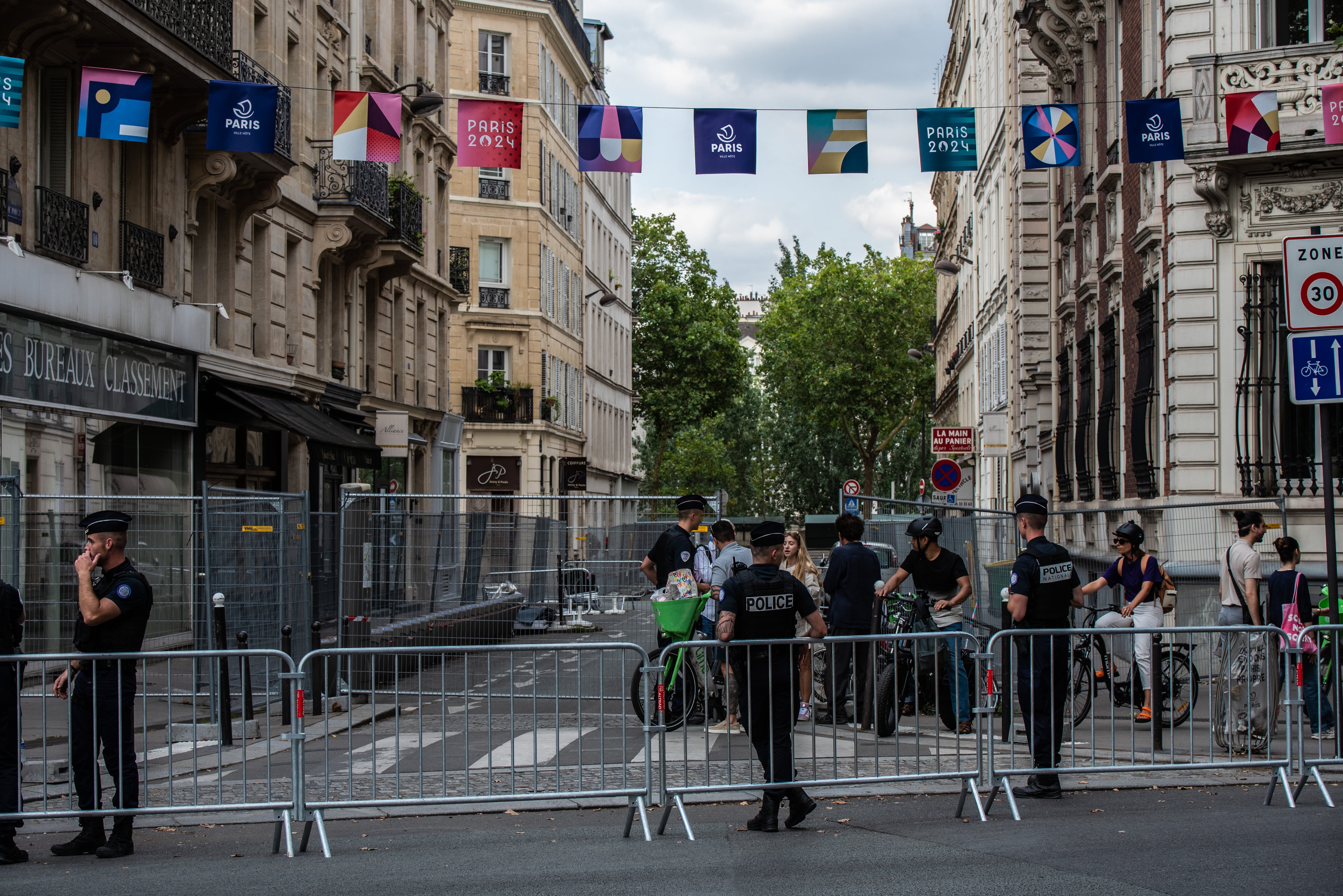 Cuerpos de seguridad desplegados en el centro de París con motivo de los JJOO.