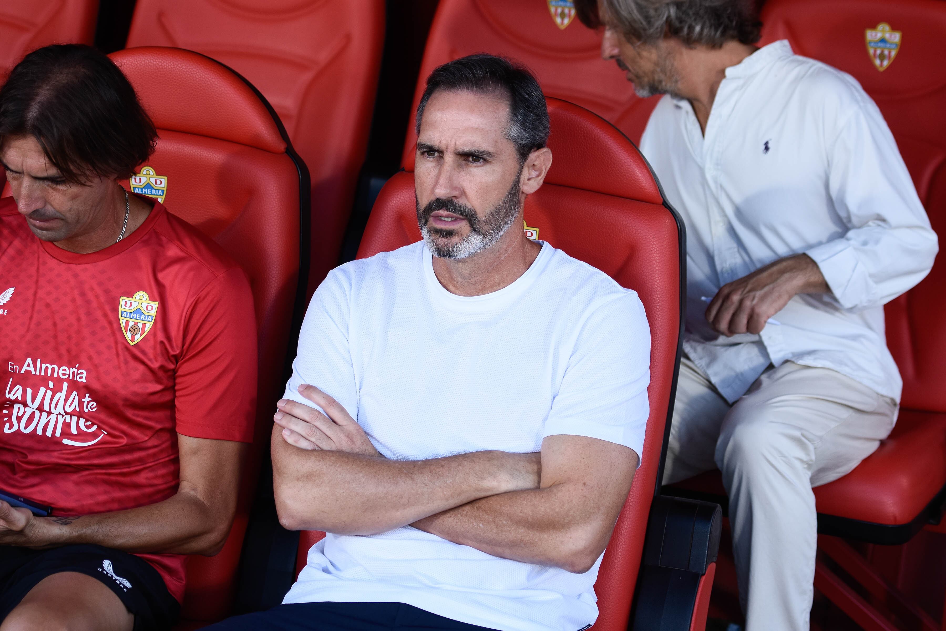El entrenador valenciano el día de su debut con el Almería frente al Rayo Vallecano.