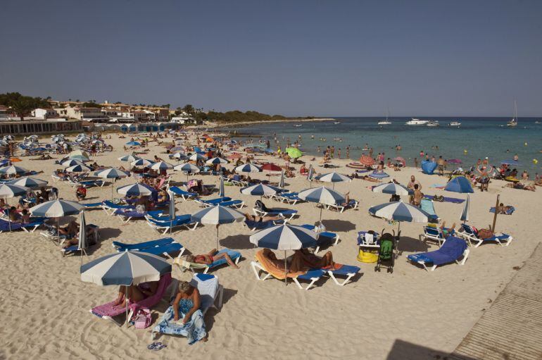 Turistas en la playa de Punta Prima, en el municipio menorquín de Sant Lluís. 