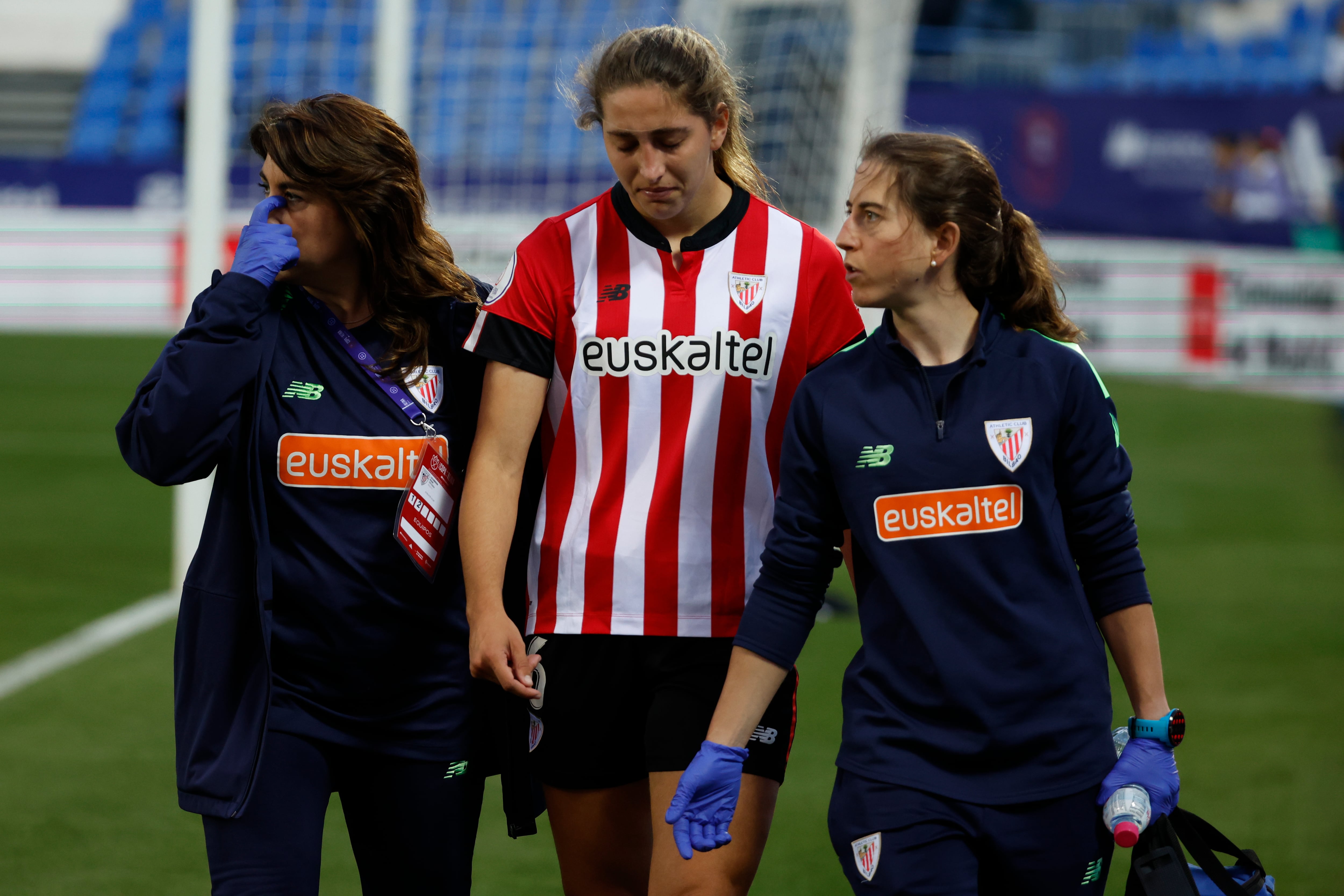 LEGANÉS (MADRID), 24/05/2023.- La defensa del Athletic Oihane Valdezate (c) abandona el terreno de juego, durante el partido de semifinales de la Copa de la Reina que Athletic de Bilbao y Real Madrid disputan hoy miércoles en el estadio de Butarque, en Leganés. EFE/Juanjo Martín
