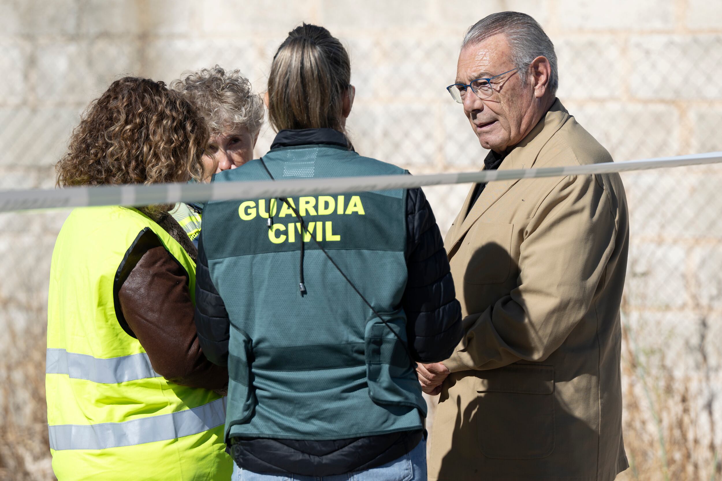 SOCUÉLLAMOS (CIUDAD REAL), 27/10/2025.- Tres personas han resultado heridas muy graves,dos de ellos se encuentran en estado crítico, en una explosión registrada este lunes en una empresa de tratamiento de residuos sanitarios en Socuéllamos (Ciudad Real). En la imagen, el presidente del grupo de empresas ATISA, José Luis Alarcón (d), conversa con agentes de la Guardia Civil. EFE/ Jesus Monroy