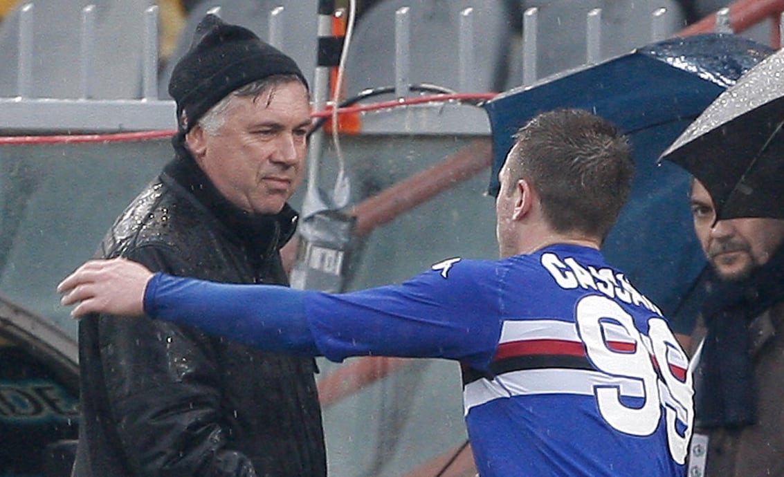 Cassano, cuando jugaba en la Sampdoria, saluda a Ancelotti, por entonces técnico del Milan