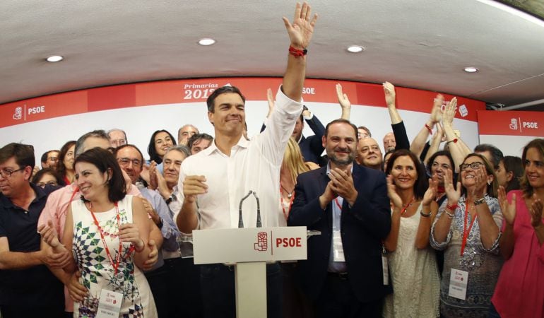 FOTOGALERÍA | El vencedor de las primarias socialistas, Pedro Sánchez, comparece en Ferraz tras conocerse los resultados a la Secretaría General del PSOE, en las que ha vencido con más del 50 por ciento de los votos.