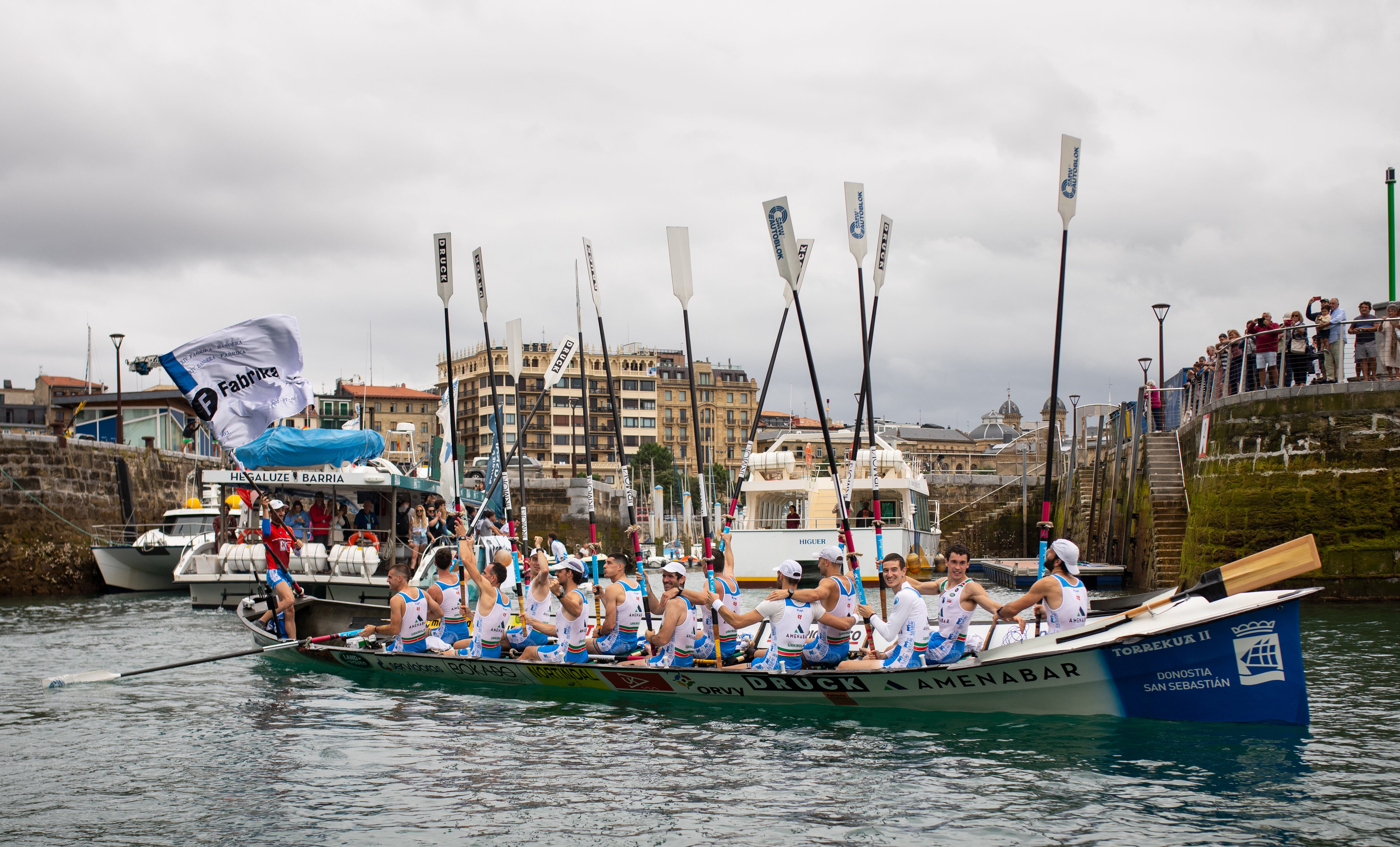 Los remeros de la Donostiarra celebran el triunfo en casa