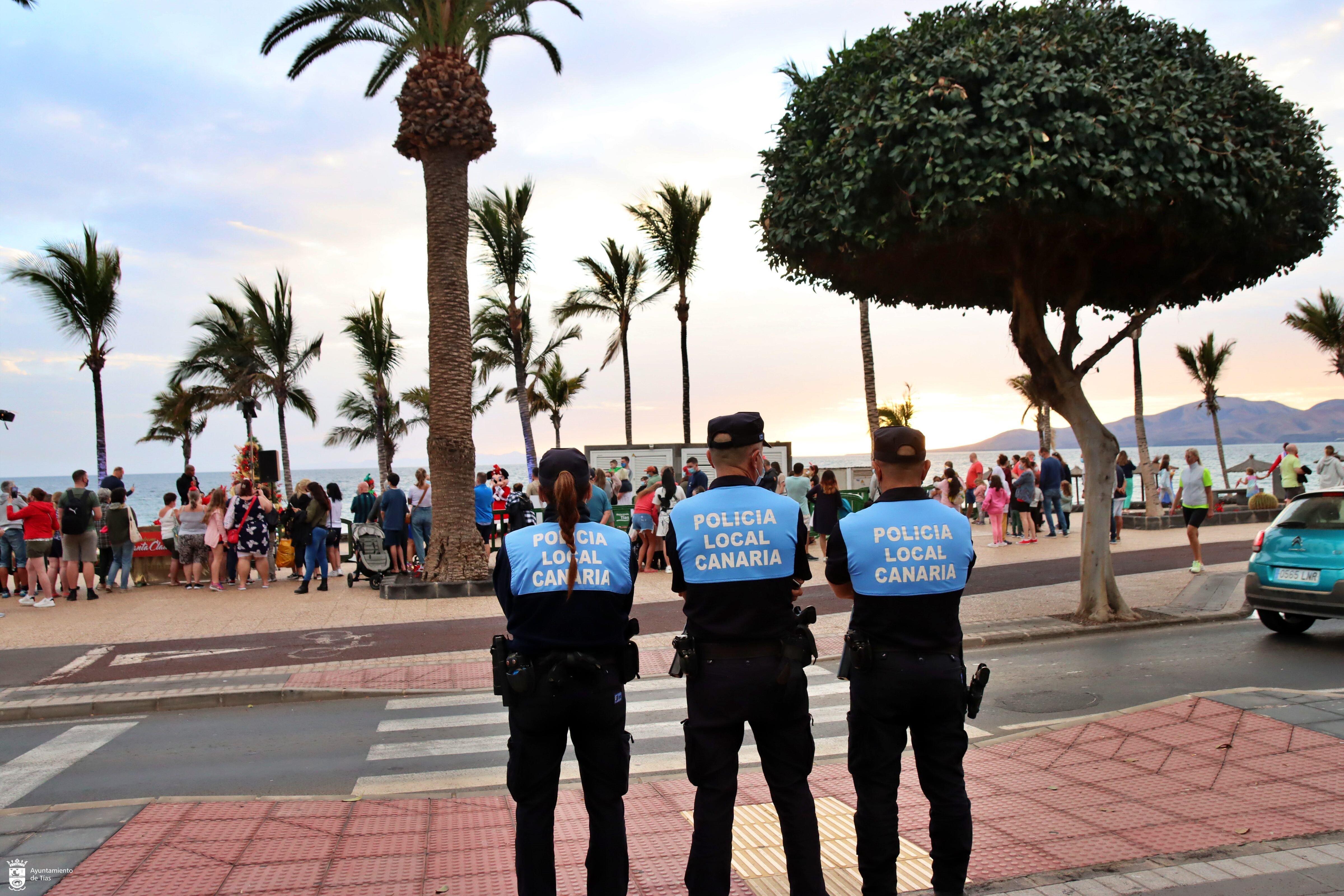 Agentes de la Policía Local de Tías, en la Avenida de las Playas de Puerto del Carmen.
