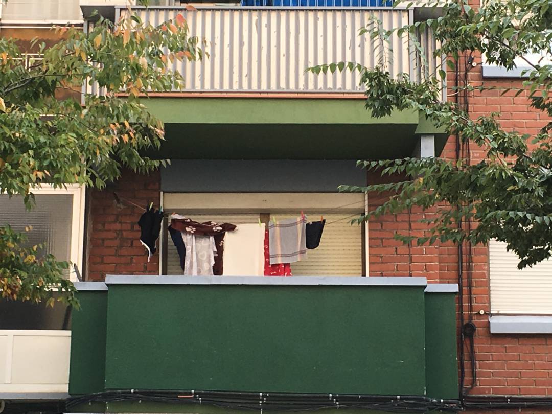 La roba estesa al balcó del domicili on han trobat morts la mare i el fill