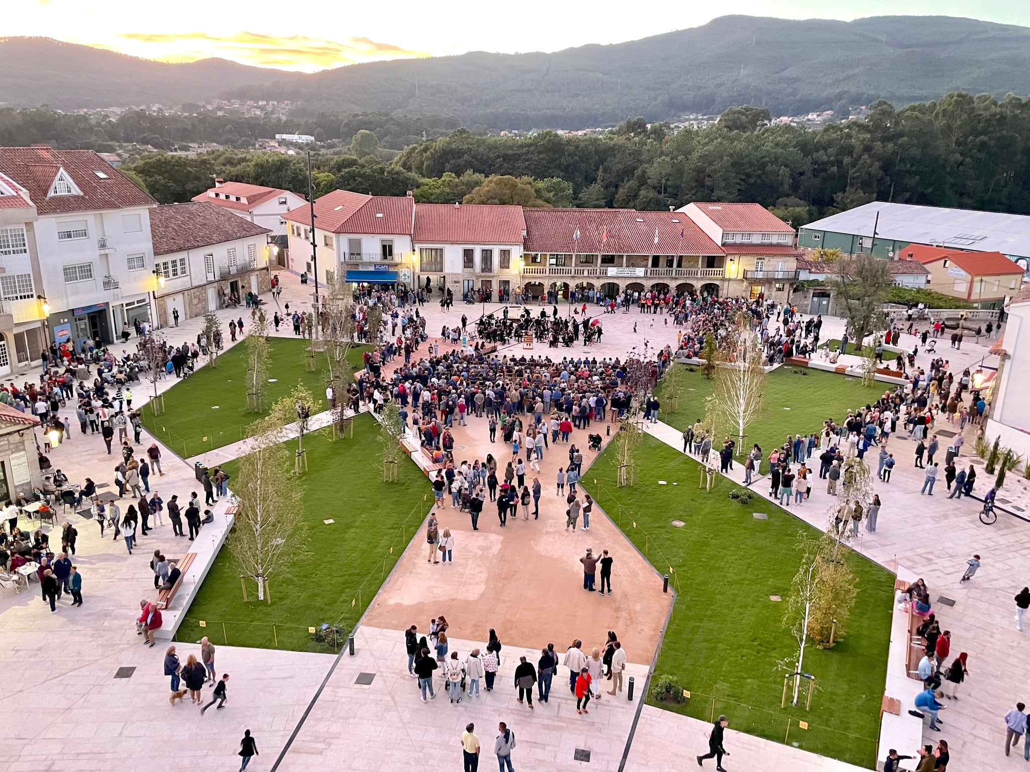 Inauguración de la Plaza do Calvario en O Rosal tras su reforma.