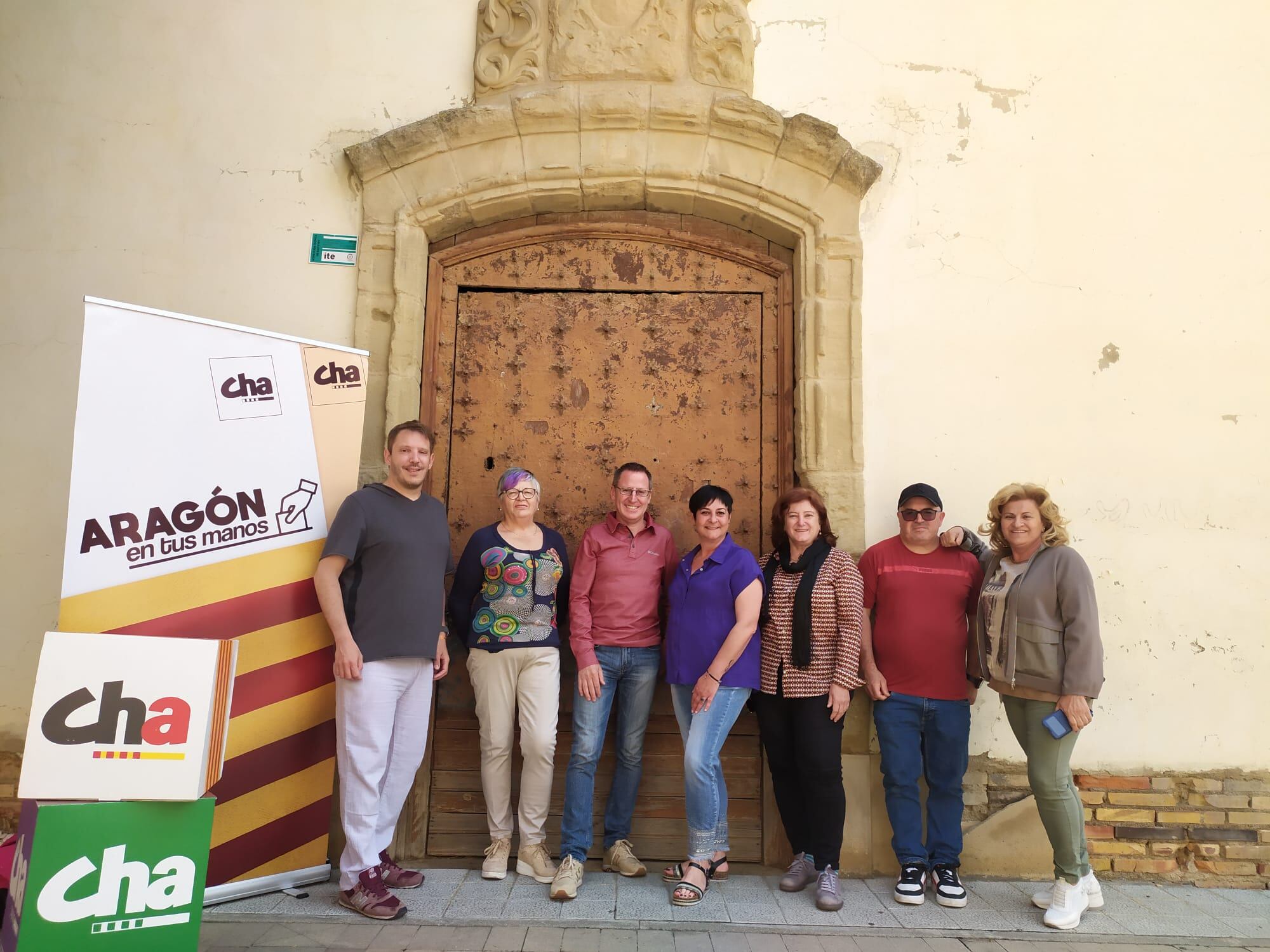 Miembros de la candidatura de CHA en la Iglesia de Santa Rosa en Huesca