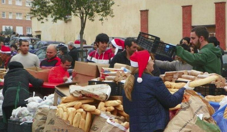 Voluntarios de la asociación &#039;Los Ángeles Malagueños de la Noche&#039; repartiendo comida por Navidad