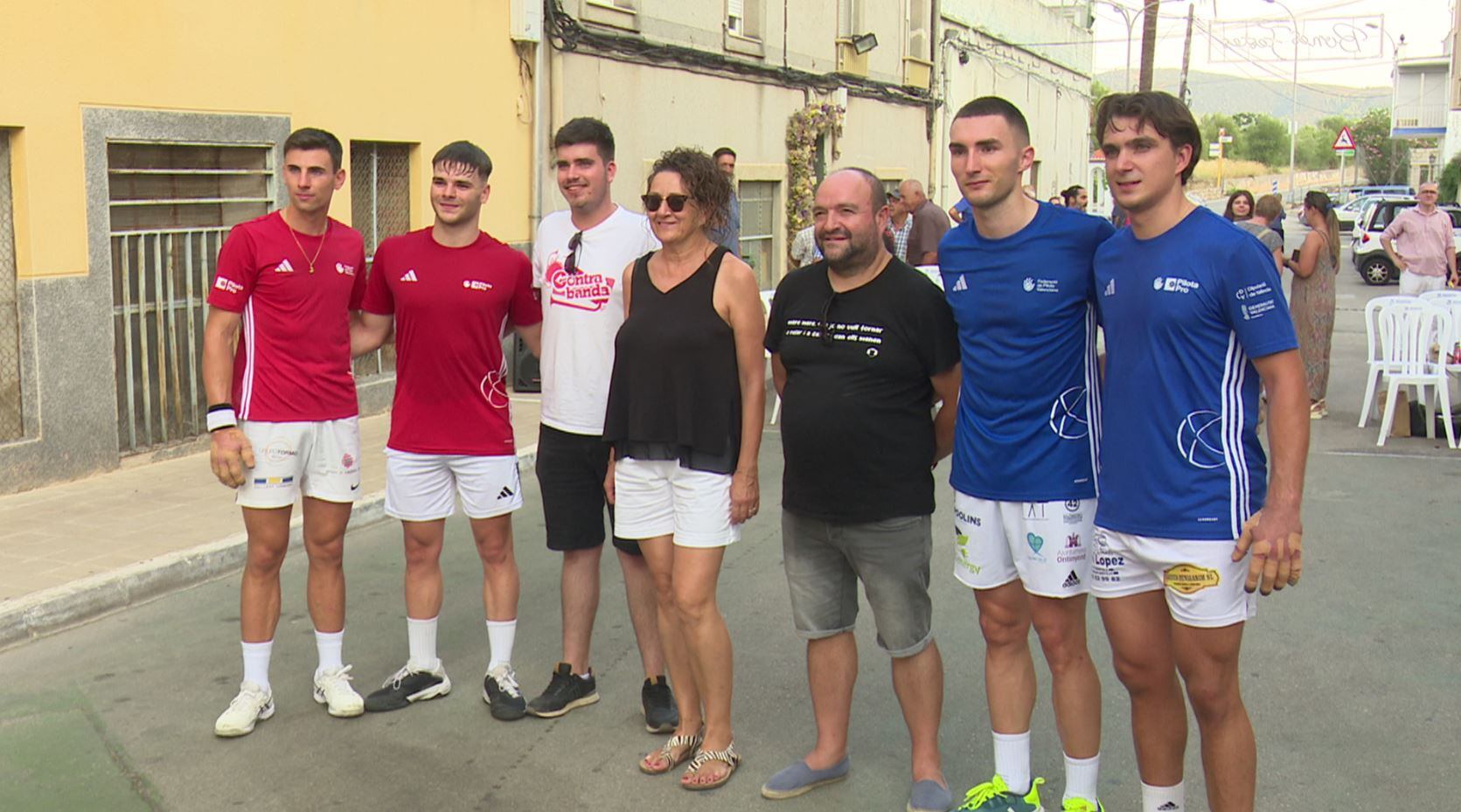 Los cuatro pelotaris junto a la alcaldesa y el concejal de deportes de Ador