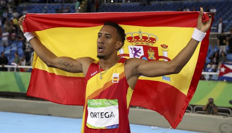 Orlando Ortega posa con la bandera de España