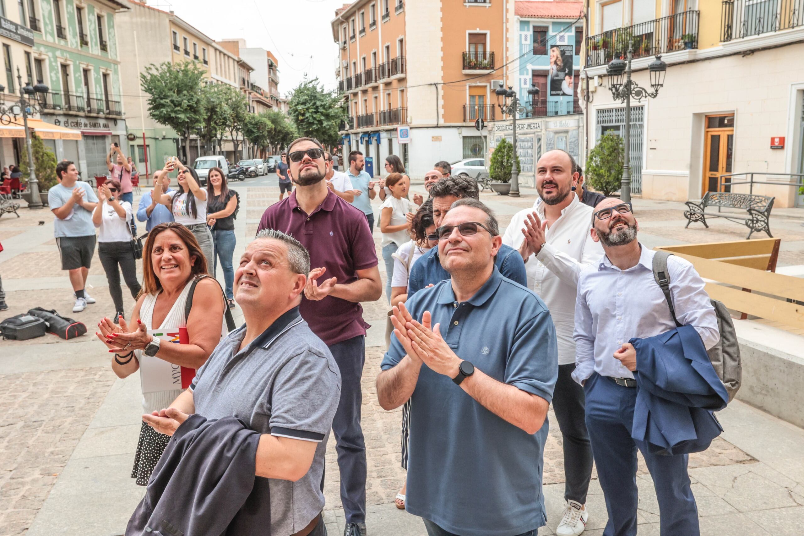 El PP de Elda ha asistido a la colocación de la bandera arcoíris pese a haber votado en contra de la moción propuesta por el PSOE en Pleno