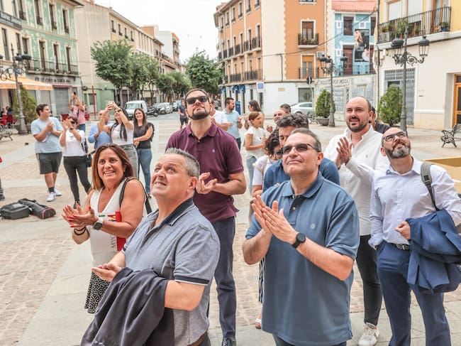 El PP de Elda ha asistido a la colocación de la bandera arcoíris pese a haber votado en contra de la moción propuesta por el PSOE en Pleno
