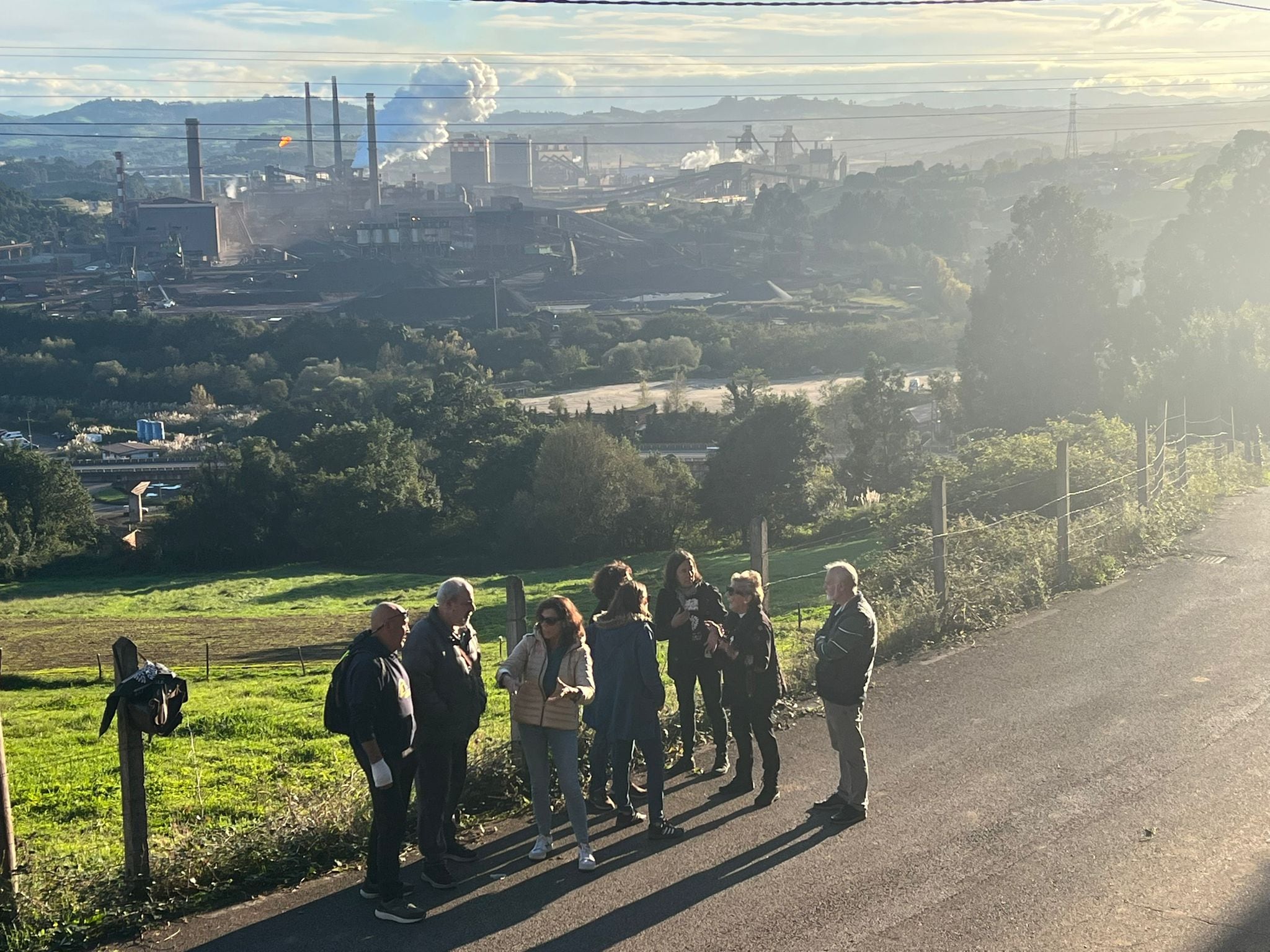 Vecinos de Gijón con la acería de ArcelorMittal detrás