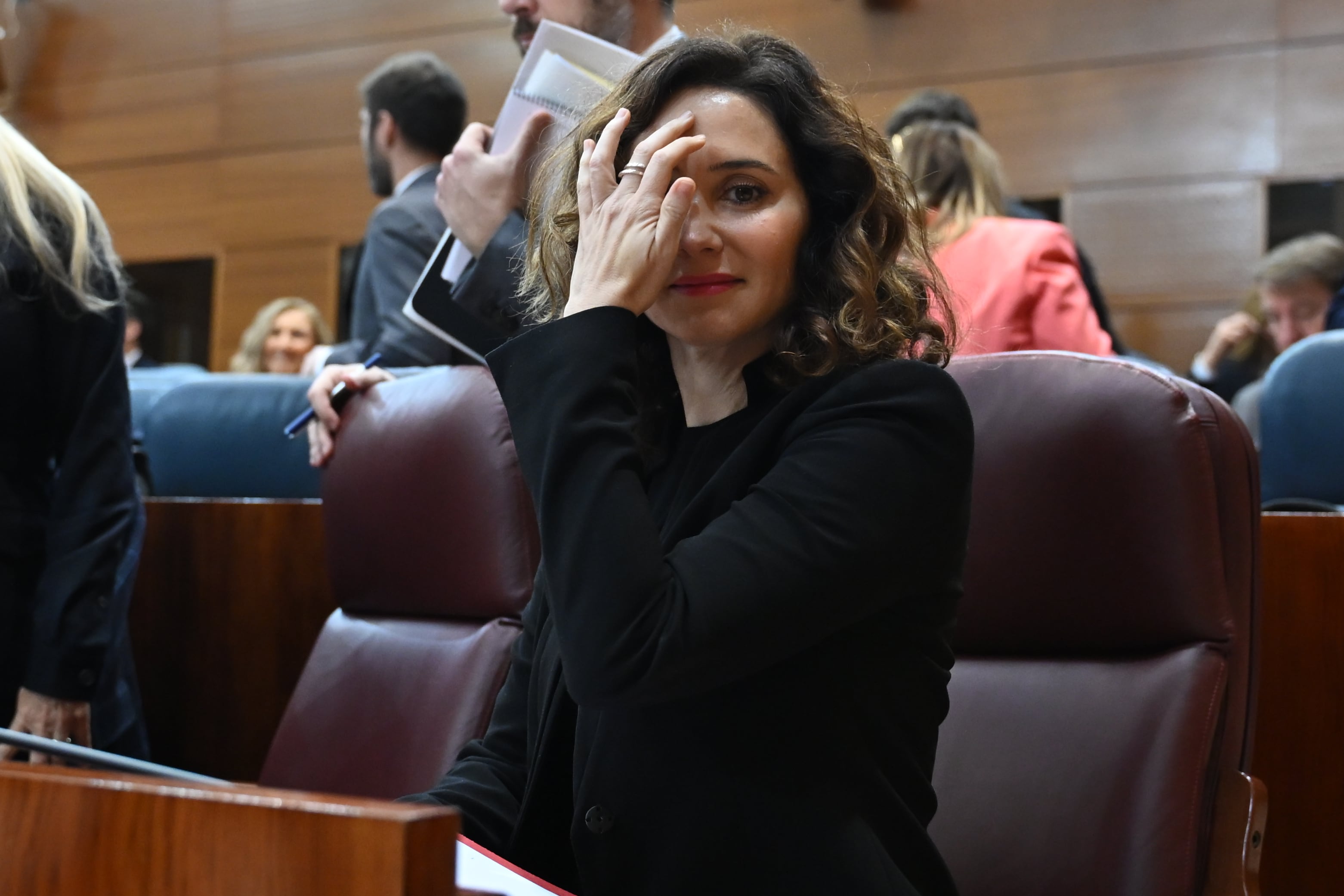 La presidenta de la Comunidad de Madrid, Isabel Díaz Ayuso toma asiento antes de un pleno de la Asamblea de Madrid