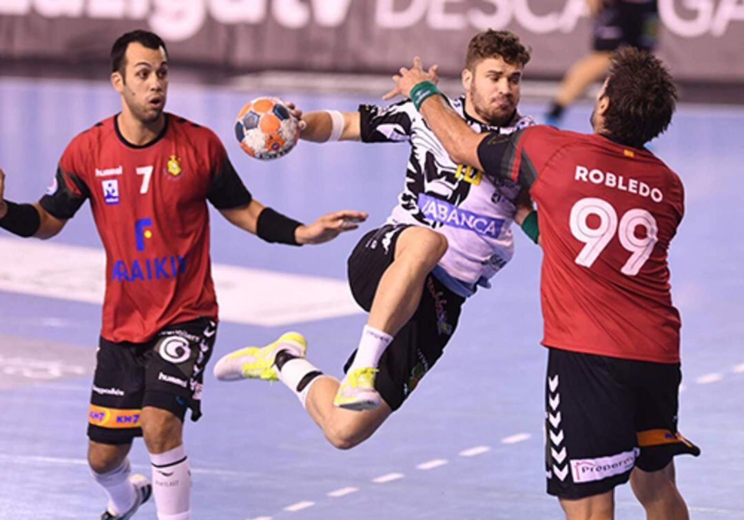 Rodrigo Pérez intenta un lanzamiento a portería