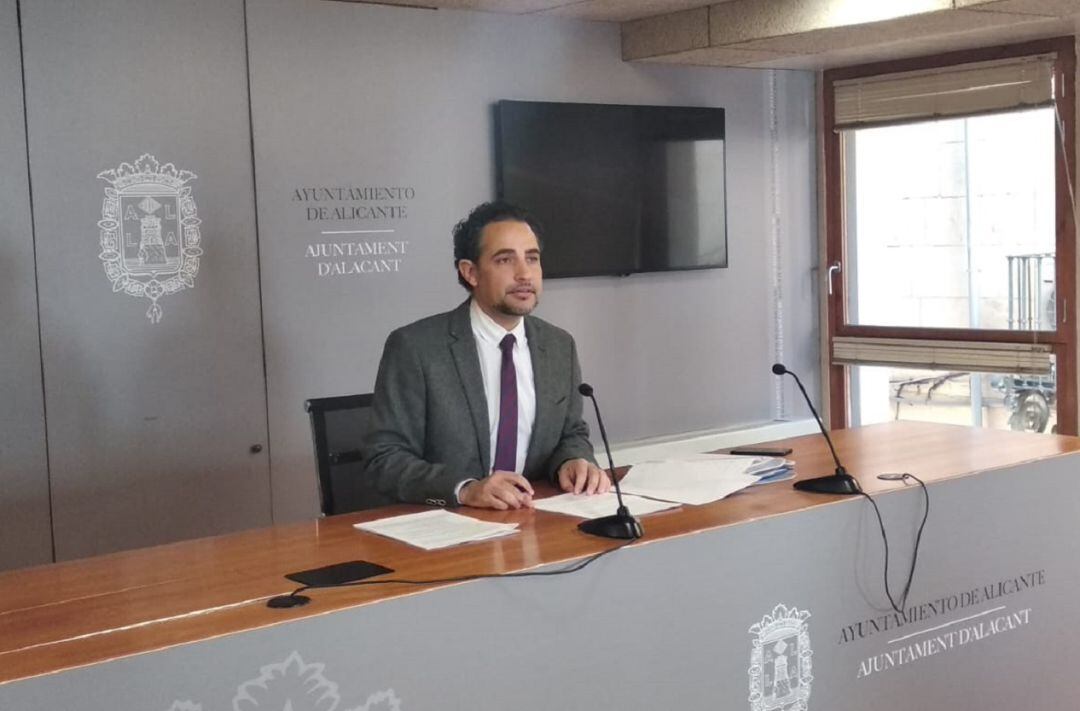 El concejal Israel Cortés durante una rueda de prensa en el Ayuntamiento