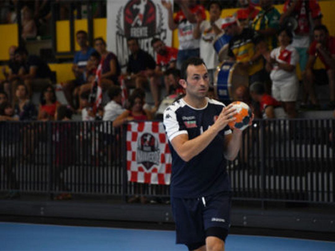 El capitán del Viveros Herol Balonmano Nava, Carlos Villagrán, durante uno de los partidos de la reciente Copa de Castilla y León. 