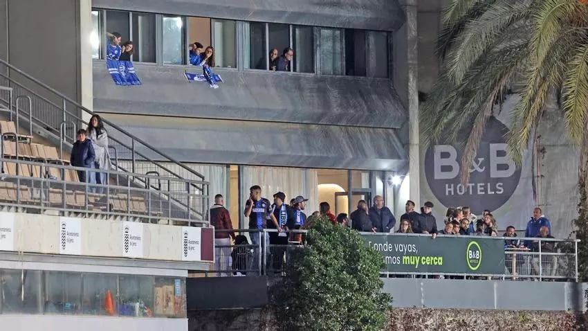 Aficionados del Xerez DFC viendo el partido desde el Hotel de Chapín