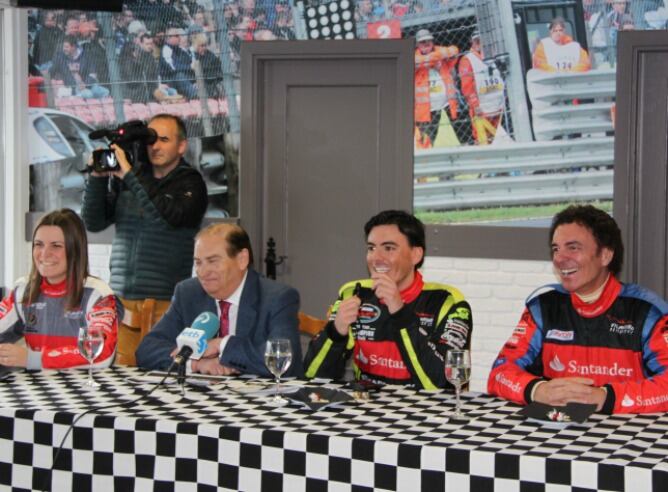 Ángela, Ander y Andrés Vilariño en la presentación de la temporada 2014