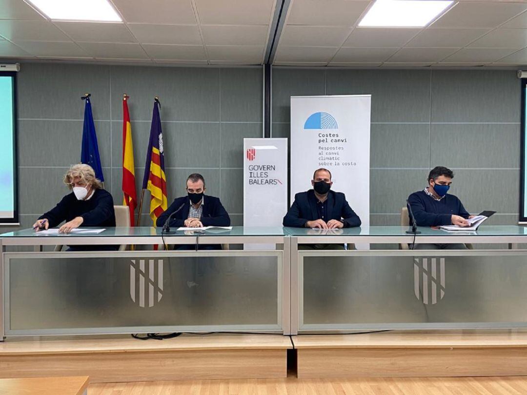 El director del SOCIB, Joaquín Tintoré; el conseller de Transición Energética, Juan Pedro Yllanes; el conseller de Medio Ambiente, Miquel Mir, y el investigador de la UIB Lluís Gómez Pujol.