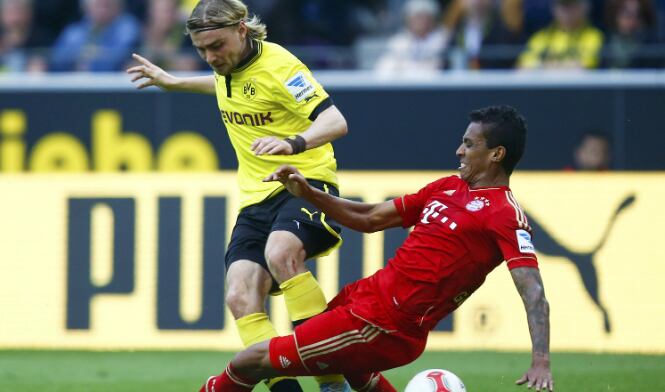 Boateng y Schmelzer pugnan por el esférico