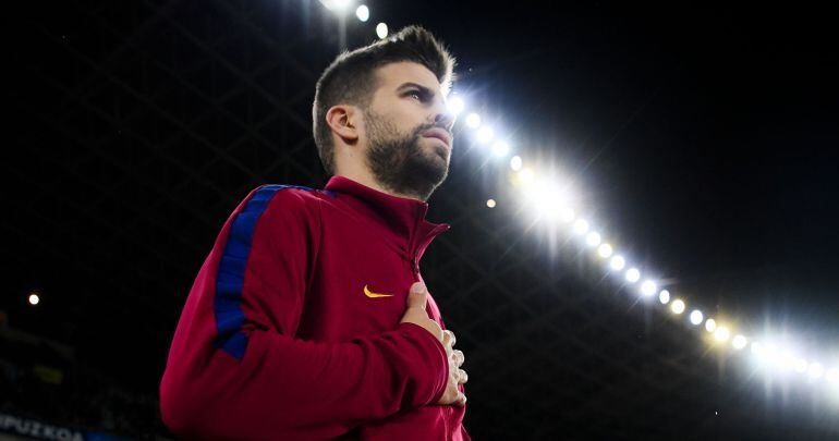 Gerard Piqué instantes antes de empezar a jugar en Anoeta con el Barça