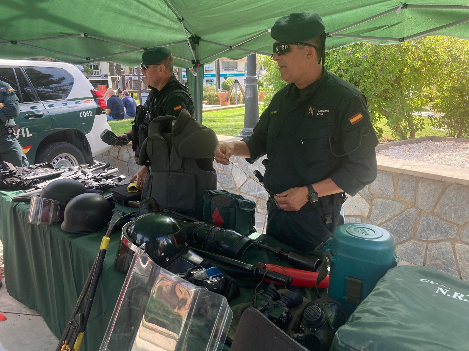 Dos agentes de la Guardia Civil muestran parte de su material