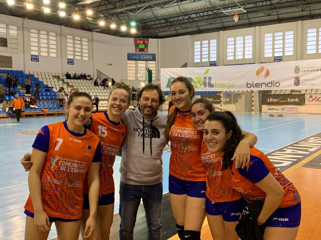 Las cinco campeonas con el entrenador del Elda Prestigio, Antonio Mateo
