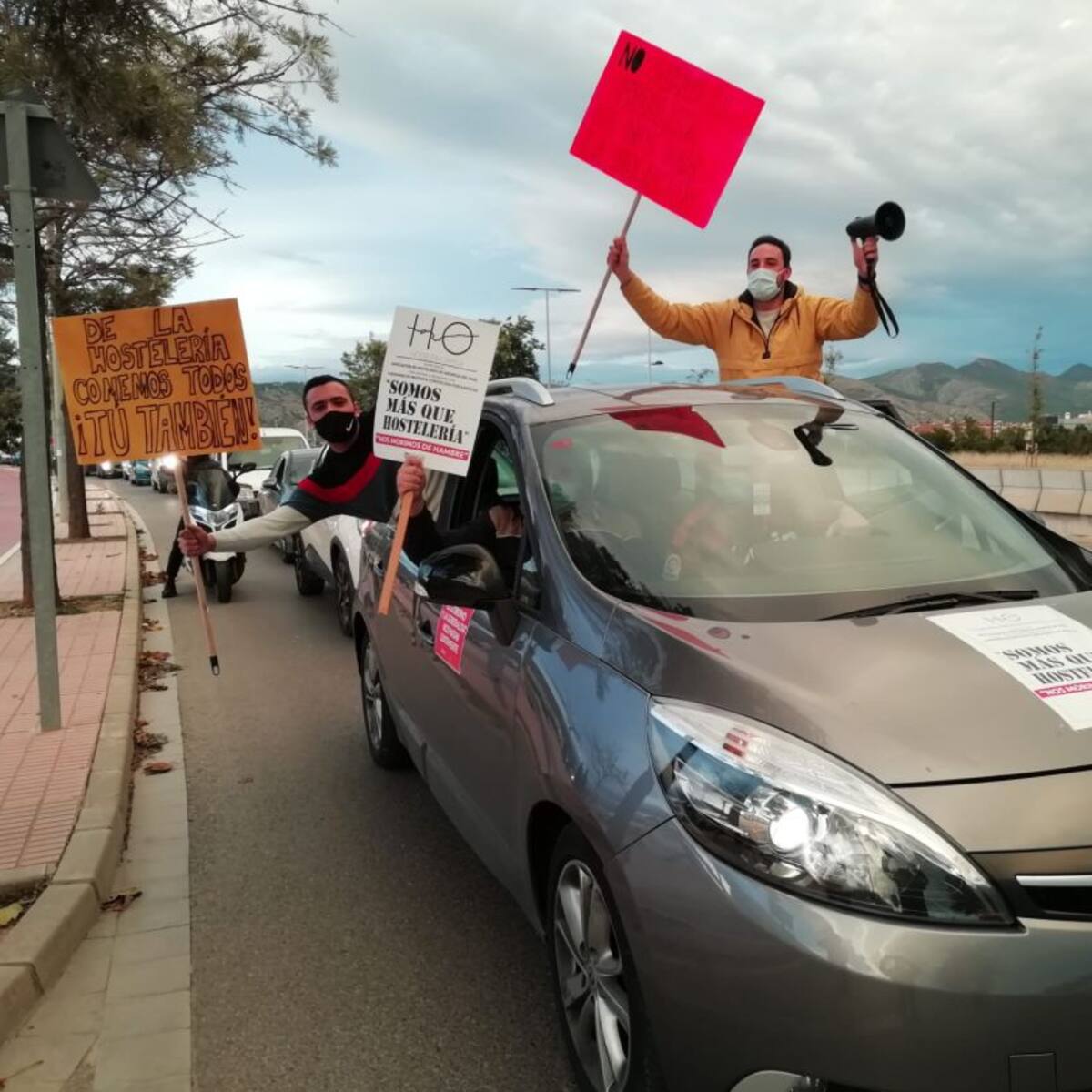 Más de 500 vehículos del sector de la hostelería se manifiestan en Castelló para exigir ayudas económicas