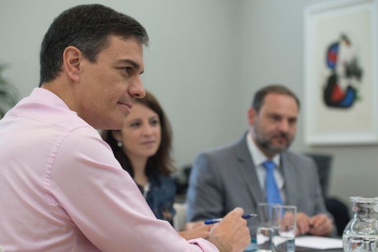 El presidente del Gobierno, Pedro Sánchez, reunido con su equipo en Moncloa