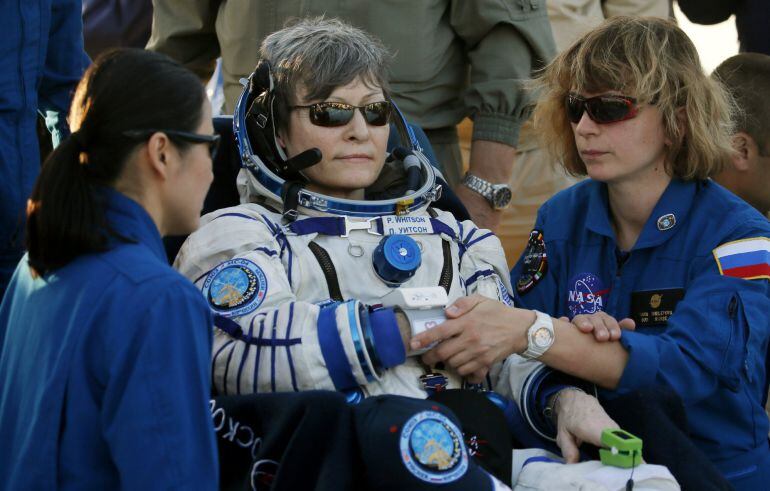 La astronauta de la NASA Peggy Whitson tras tocar tierra. 