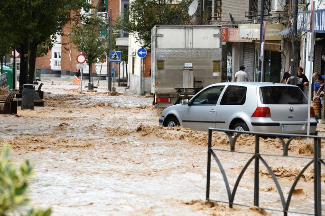 Una calle de Arganda del Rey durante las inundaciones de agosto de 2019