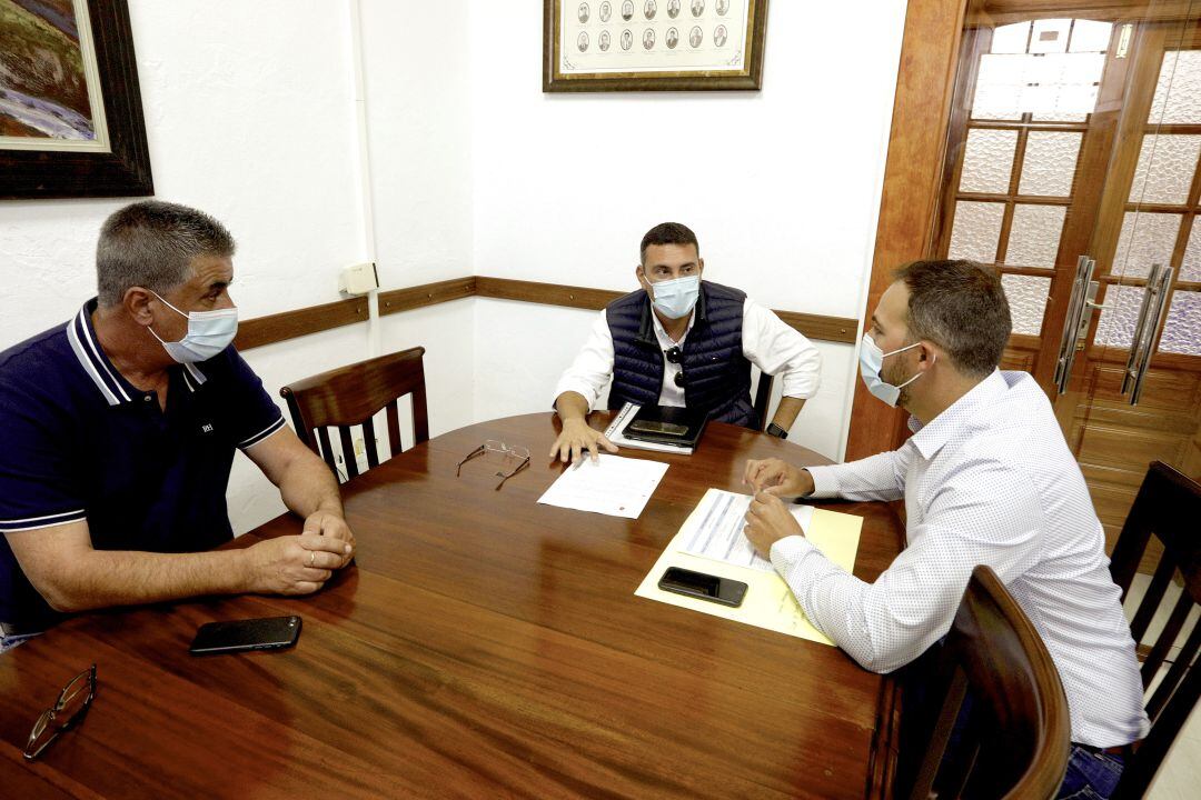 El alcalde de Teguise, Oswaldo Betancort, y el concejal de Vías y Obras, Eugenio Robayna, con el consejero de Obras Públicas del Cabildo de Lanzarote, Jacobo Medina.