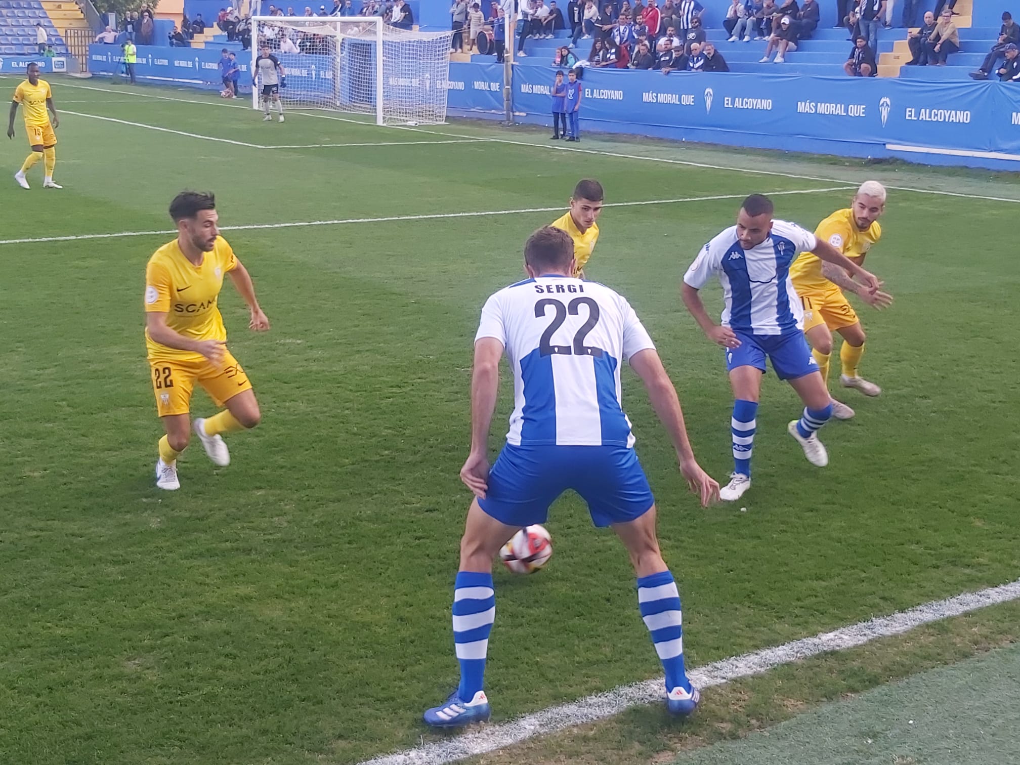 Pablo Ganet y Sergi García disputan un balón entre rivales del Algeciras en El Collao