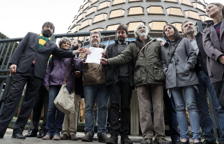 La portavoz adjunta de Podemos en el Congreso, Irene Montero (3d), el secretario de Relación con la Sociedad Civil, Rafael Mayoral (c) y Juan López de Uralde, diputado por Álava, junto a los colectivos Ecologistas en Acción, Asociación Vecinal Pasillo Ver