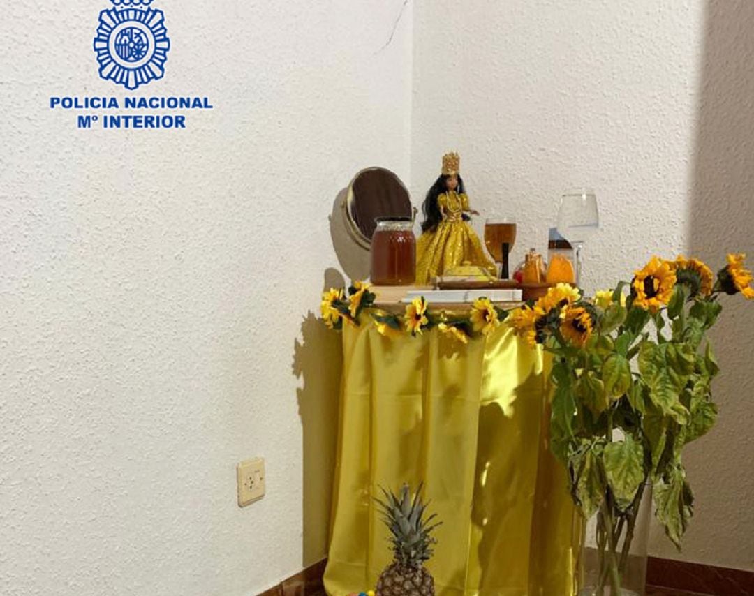 Los explotadores usaban este pequeño altar para amenazar a las víctimas