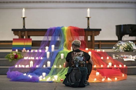 DDE01 ZÚRICH (SUIZA), 13/06/2016.- Varias personas depositan velas durante una vigilia por las 49 víctimas mortales, la mayoría hispanas, de la matanza perpetrada el pasado fin de semana en una discoteca de ambiente gay, celebrada en una iglesia de Zúrich