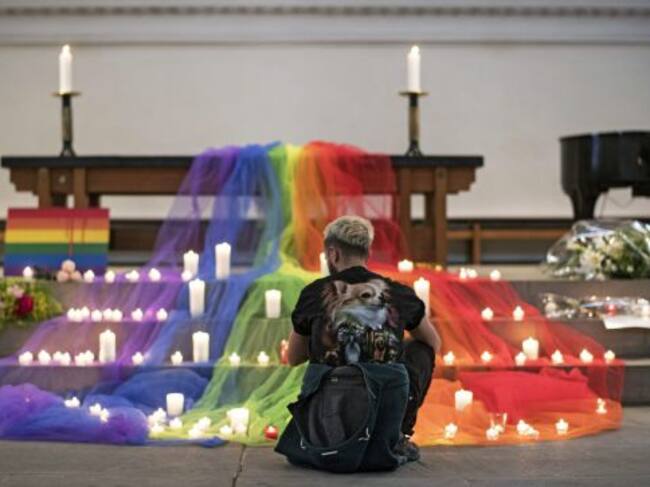 DDE01 ZÚRICH (SUIZA), 13/06/2016.- Varias personas depositan velas durante una vigilia por las 49 víctimas mortales, la mayoría hispanas, de la matanza perpetrada el pasado fin de semana en una discoteca de ambiente gay, celebrada en una iglesia de Zúrich