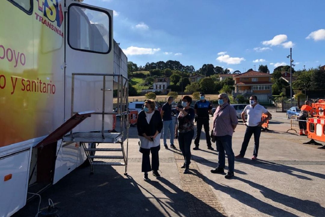 La alcaldesa de Avilés, Mariví Monteserín, durante la visita al auto COVID.