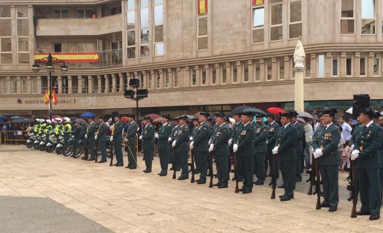 El acto de homenaje a los agentes de la Guardia Civil se ha celebrado en la plaza Virgen de los Llanos