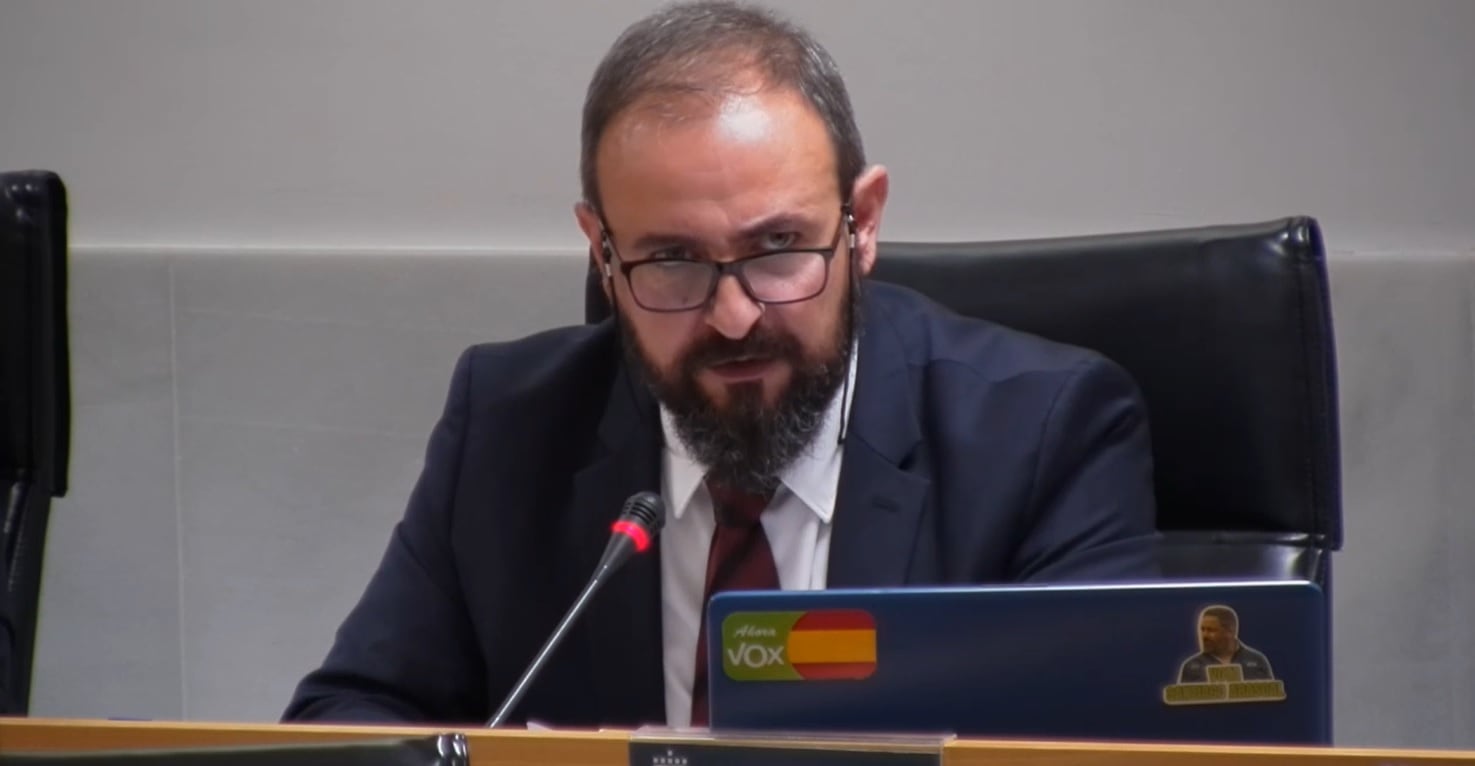 Alejandro Caro, portavoz de Vox, en el Pleno Municipal de San Sebastián de los Reyes