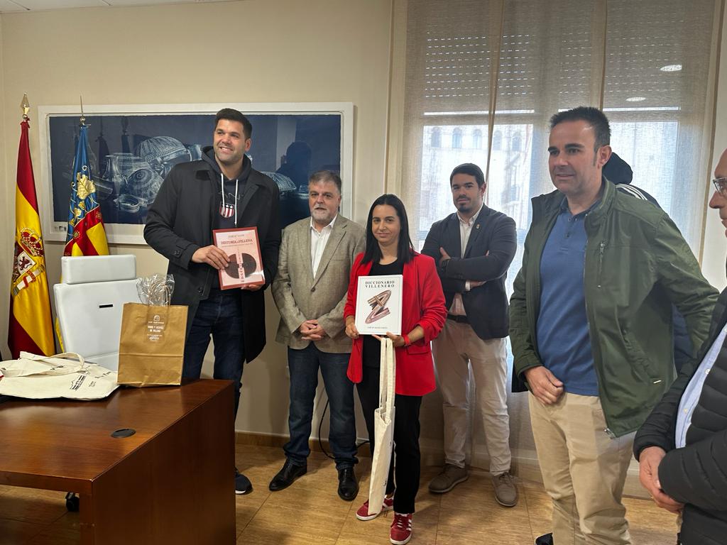 Felipe Reyes recibe el diccionario y la historia de Villena