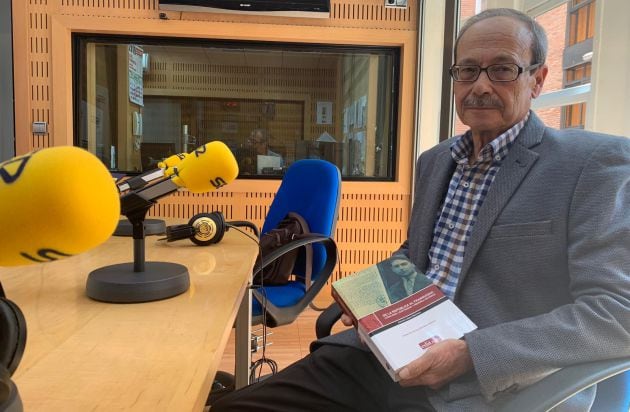 José López Hernández, editor del volumen y catedrático de Filosofía del Derecho de la UMU, en los estudios de Radio Murcia