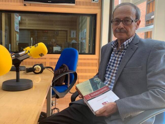 José López Hernández, editor del volumen y catedrático de Filosofía del Derecho de la UMU, en los estudios de Radio Murcia