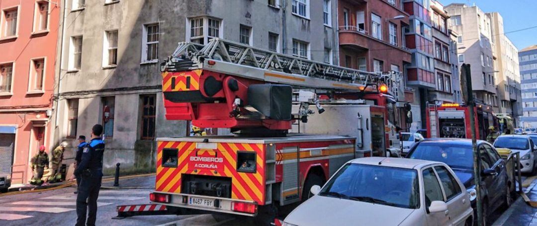 Actuación de los bomberos en la calle Vales Villamarín