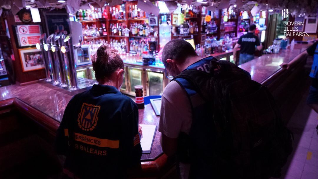 Dos inspectores se aseguran de que un bar cumpla con las medidas sanitarias