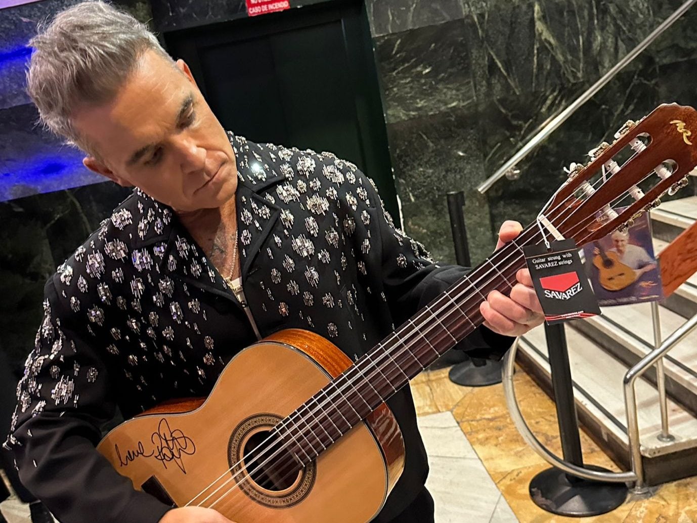 Robbie Williams se suma a la subasta de guitarras donadas por más de 60 artistas para los afectados por DANA